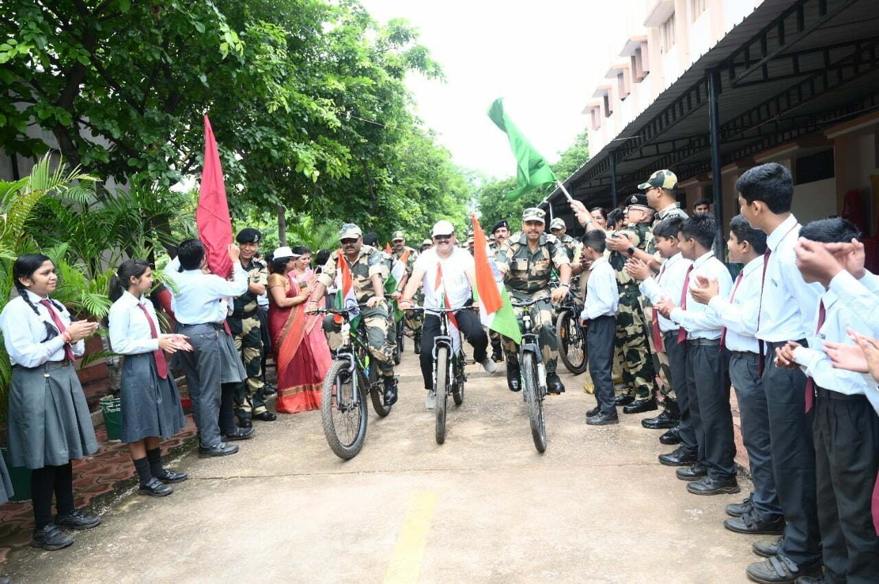 डॉक्टर संतोष राय इंस्टीट्यूट द्वारा कॉमर्स टैलेंट सर्च पुरस्कार वितरण समारोह 200 से अधिक छात्र छात्राओं को किया पुरस्कृत