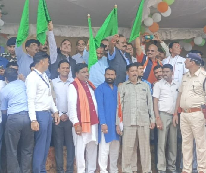दल्ली राजहरा से राव घाट तक 95 किलोमीटर रेलवे ट्रैक प्रोजेक्ट में 60 किलोमीटर तक कार्य पूर्ण, अंतागढ़ से दुर्ग तक ट्रेन को हरी झंडी दिखाकर किया गया रवाना