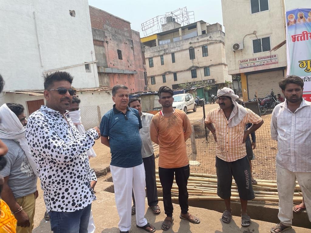 उदय ने सूर्य नगर के बेघर को आशियाना बनाने बांटे त्रिपाल, पंखा और चुल्हा, बस्ती पहुंच पीड़ितों की ली सुध