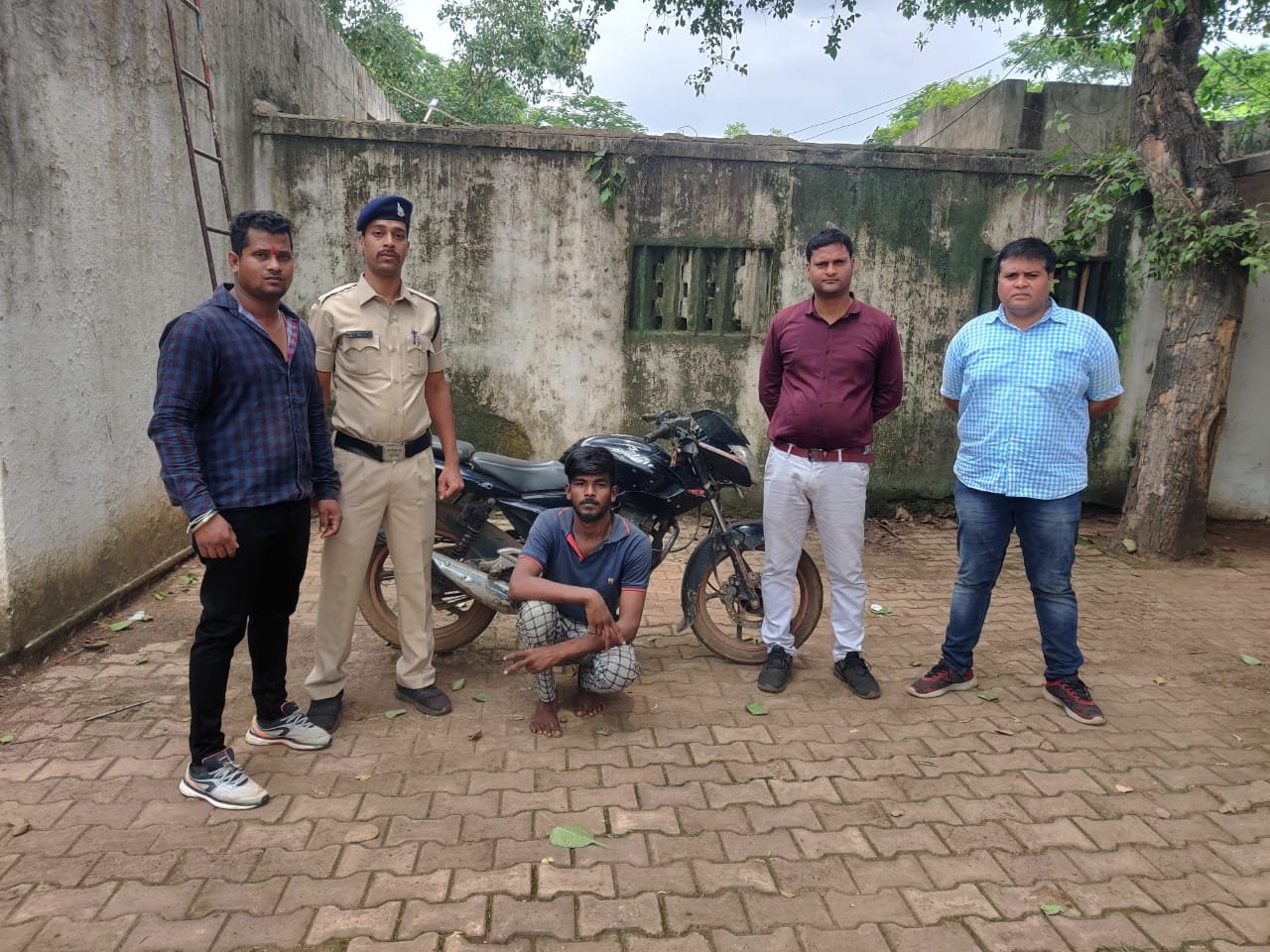 सब्जी व्यवसाई की मोटरसाइकिल टूटने वाला आरोपी गिरफ्तार, मोटरसाइकिल व घटना में प्रयुक्त हथियार चाकू बरामद