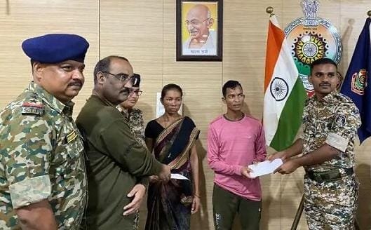 छः दर्जन जवानों की शहादत में शामिल 16 लाख के इनामी नक्सल दम्पत्ति ने किया सरेंडर