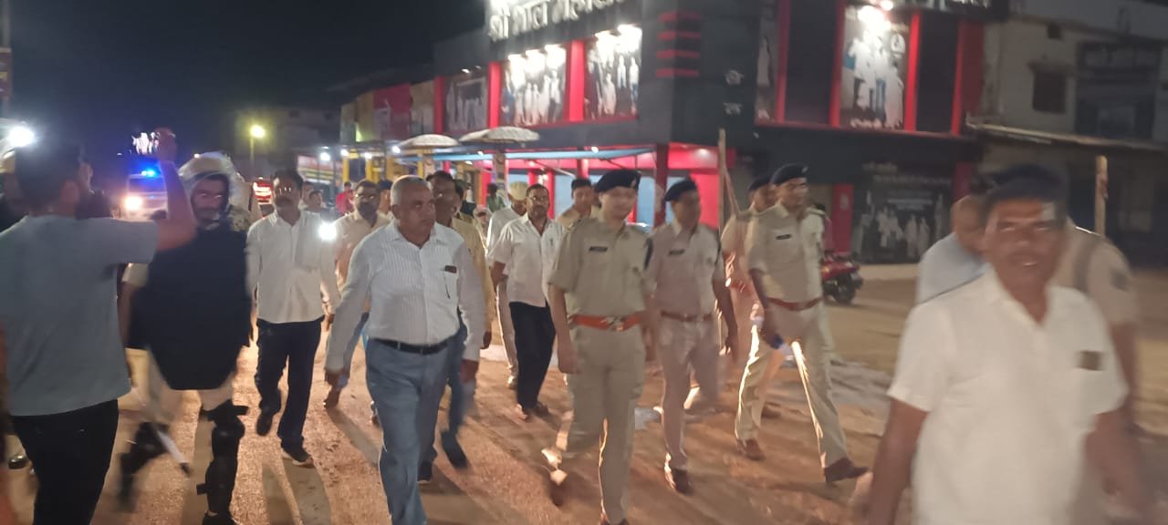 दुर्ग पुलिस एवं पाटन क्षेत्र की जनता द्वारा शहर में किया संयुक्त फ्लैग मार्च, पुलिस अधीक्षक ने की भेंट मुलाकात दुर्ग पुलिस एवं पाटन क्षेत्र की जनता द्वारा शहर में किया संयुक्त फ्लैग मार्च, पुलिस अधीक्षक ने की भेंट मुलाकात