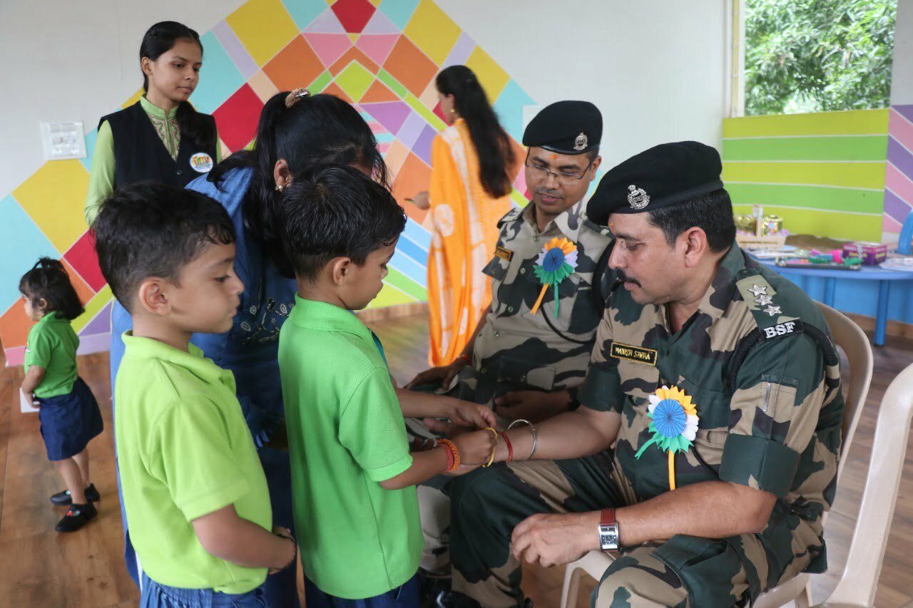 सीमा सुरक्षा बल के जवानो ने स्कूली बच्चो के साथ मनाया रक्षा बंधन का पर्व, नन्हे मुन्नो ने जवानों के हाथ में बांधी राखी सीमा सुरक्षा बल के जवानो ने स्कूली बच्चो के साथ मनाया रक्षा बंधन का पर्व, नन्हे मुन्नो ने जवानों के हाथ में बांधी राखी