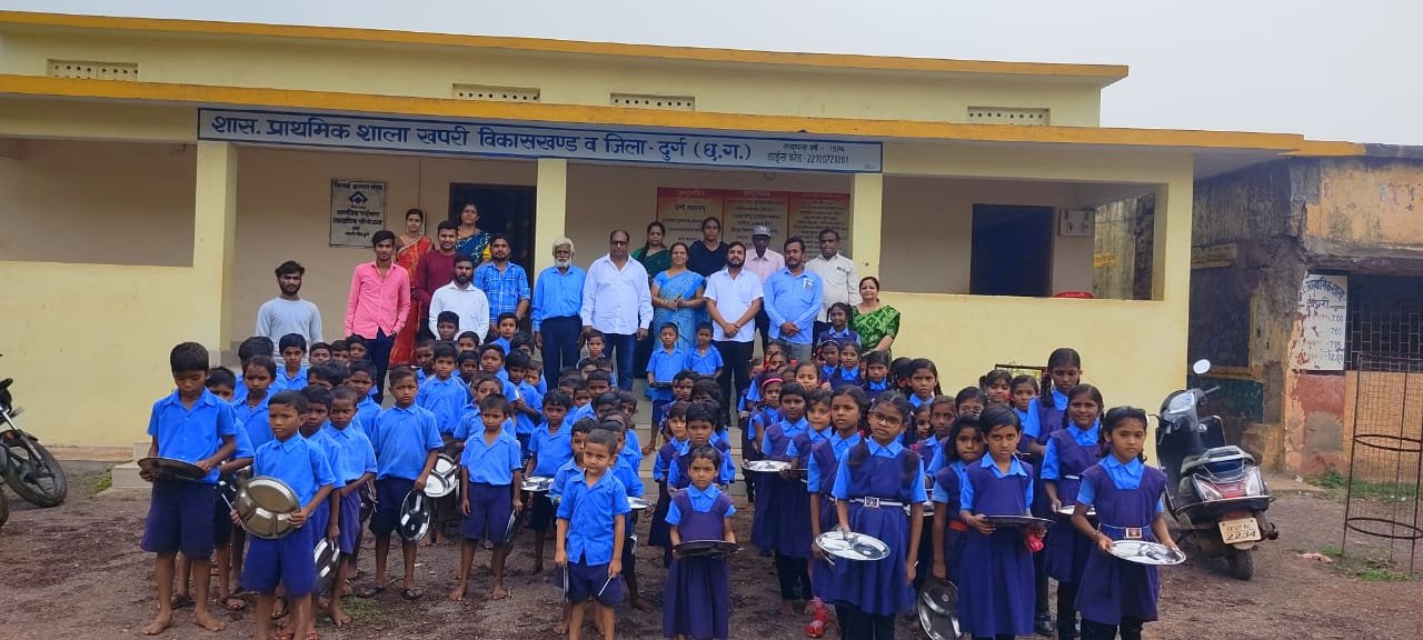 सामाजिक संस्था *फ़ॉर द गुड़ रीजन फाउंडेशन सोसायटी* ने स्कूली बच्चों को मध्यान भोजन के लिए थाली और मिष्ठान का किया वितरण