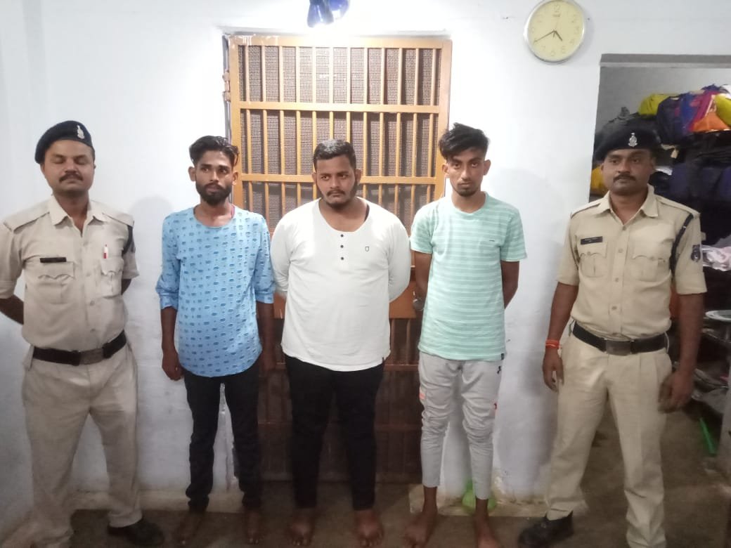 खुर्सीपार क्षेत्र में हुए ड्राइवर हत्याकांड के 2 नाबालिग सहित 5 आरोपियों को पुलिस ने लिया हिरासत में, 1 सप्ताह पूर्व आरोपियों ने दिया था घटना को अंजाम खुर्सीपार क्षेत्र में हुए ड्राइवर हत्याकांड के 2 नाबालिग सहित 5 आरोपियों को पुलिस ने लिया हिरासत में, 1 सप्ताह पूर्व आरोपियों ने दिया था घटना को अंजाम