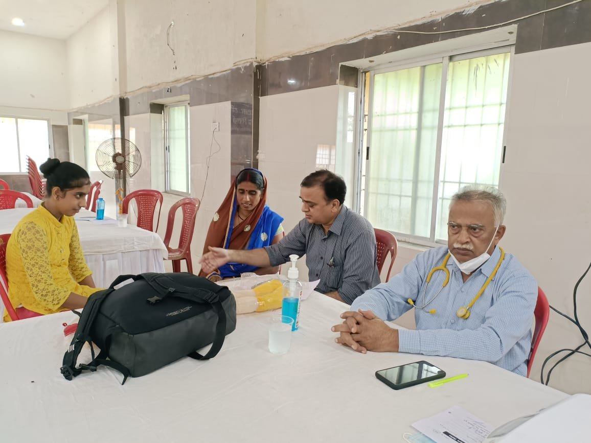 S.R.Hospital – निःशुल्क स्वास्थ्य परीक्षण शिविर मे 135 मरीजों को मिला स्वास्थ्य लाभ, मात्र 4999 / रुपए में किया जाएगा मोतियाबिन्द का आपरेशन