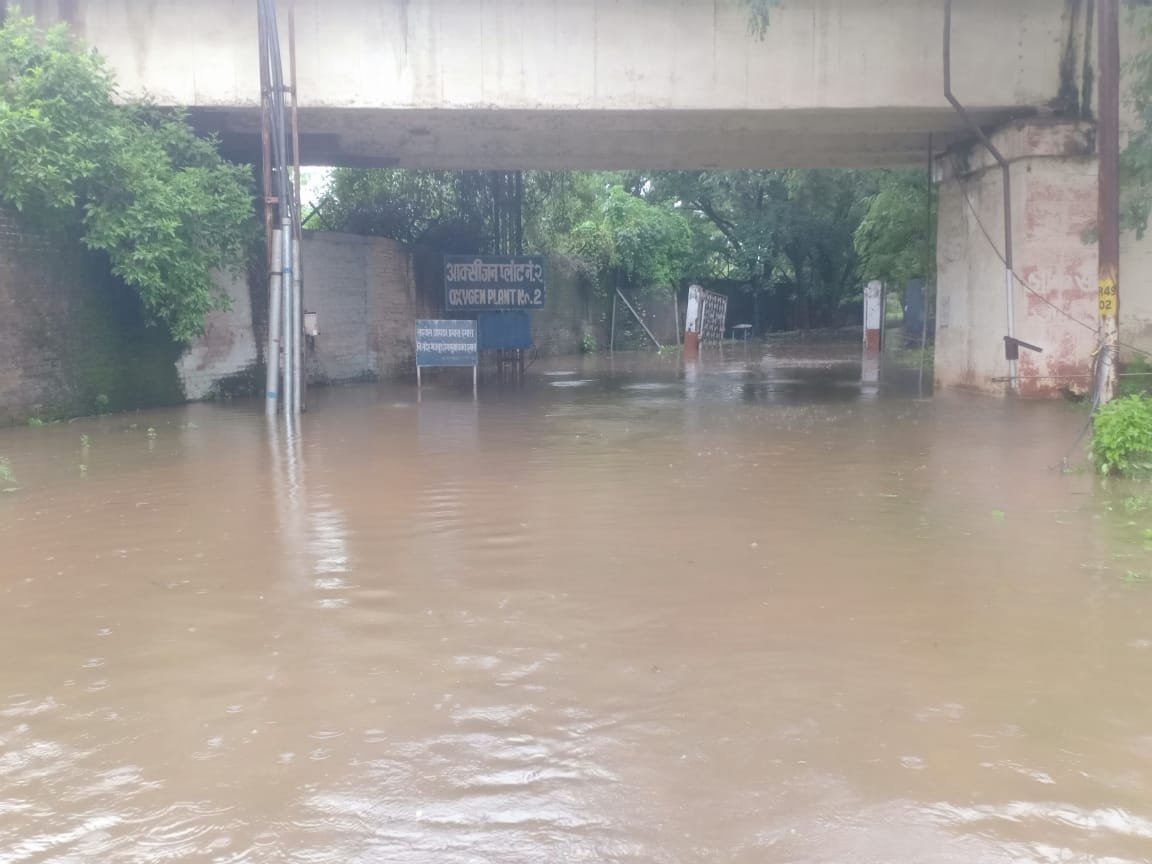 भिलाई इस्पात संयंत्र के ऑक्सीजन प्लांट 2 विभाग के मार्ग पर 4 फीट पानी का हुआ भराव, आवागमन प्रभावित, सिविल टीम पहुंची, पानी निकासी के प्रयास शुरू भिलाई इस्पात संयंत्र के ऑक्सीजन प्लांट 2 विभाग के मार्ग पर 4 फीट पानी का हुआ भराव, आवागमन प्रभावित, सिविल टीम पहुंची, पानी निकासी के प्रयास शुरू