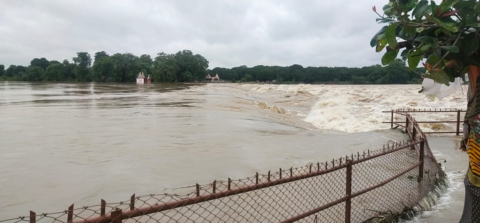 शिवनाथ नदी उफान पर ,खतरे के निशान से 2 मीटर ऊपर, 3 बैराज से छोड़ा जा रहा 62 हजार क्यूसेक पानी, जलस्तर बढ़ने से बने बाढ़ के हालात शिवनाथ नदी उफान पर ,खतरे के निशान से 2 मीटर ऊपर, 3 बैराज से छोड़ा जा रहा 62 हजार क्यूसेक पानी, जलस्तर बढ़ने से बने बाढ़ के हालात