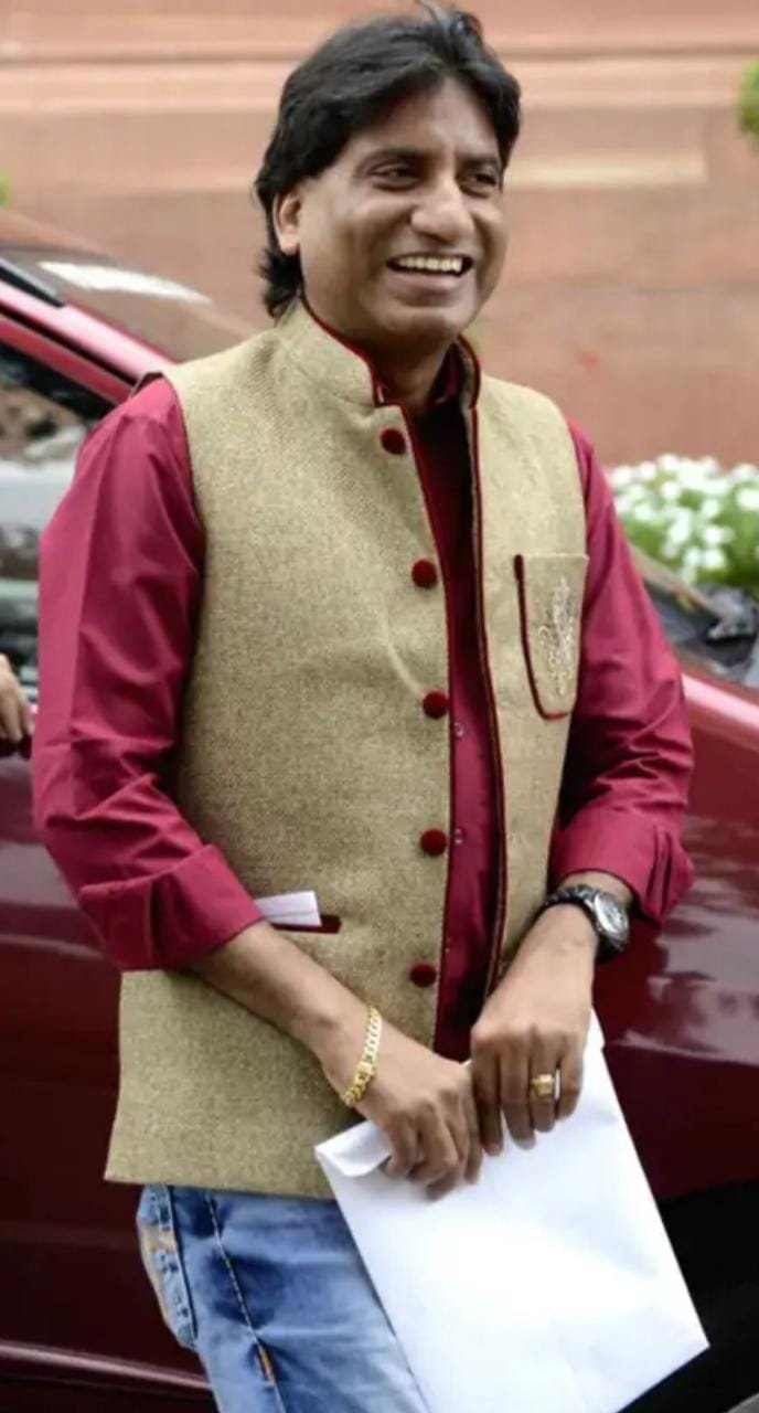 कॉमेडियन राजू श्रीवास्तव वेंटिलेटर पर, 23 घंटे बाद भी अचेत, पूरा परिवार पहुंचा दिल्ली