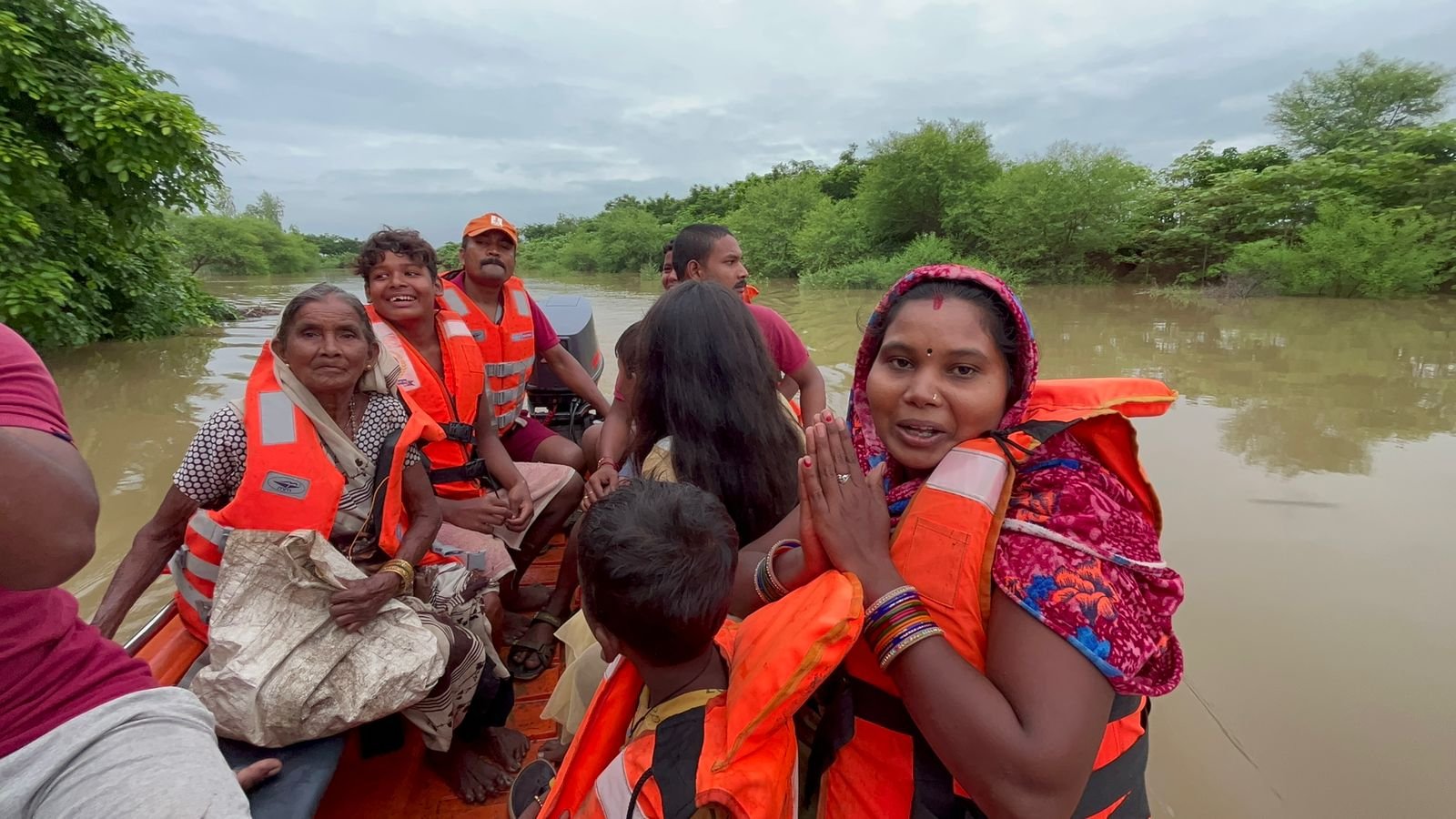पति पत्नी सहित एसडीआरएफ की टीम ने बाढ़ में फंसे 20 लोगों को बचाया, शिवनाथ नदी में 3 जलाशयों से आ रहा 17000 क्यूसेक पानी, लगातार बढ़ रहा जलस्तर पति पत्नी सहित एसडीआरएफ की टीम ने बाढ़ में फंसे 20 लोगों को बचाया, शिवनाथ नदी में 3 जलाशयों से आ रहा 17000 क्यूसेक पानी, लगातार बढ़ रहा जलस्तर
