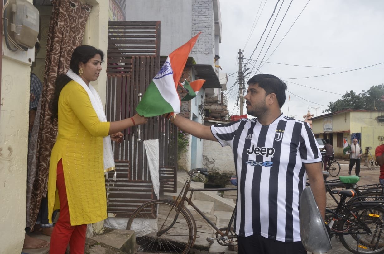 भिलाई कैन डू पर्वत फाउंडेशन के द्वारा कैंप क्षेत्र में निकाली गई तिरंगा यात्रा, 251 राष्ट्रध्वज किए गए वितरित