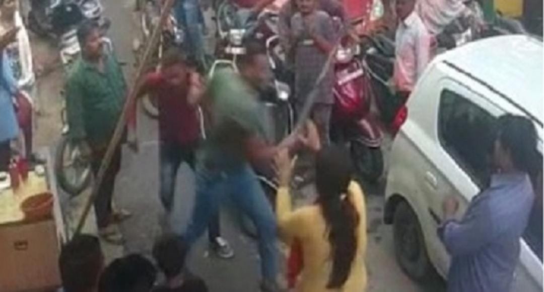 भरे बाजार पति को न मारने लगाती रही गुहार और कार सवार बेसबाल बैट, लात घूंसों से पीटता रहा