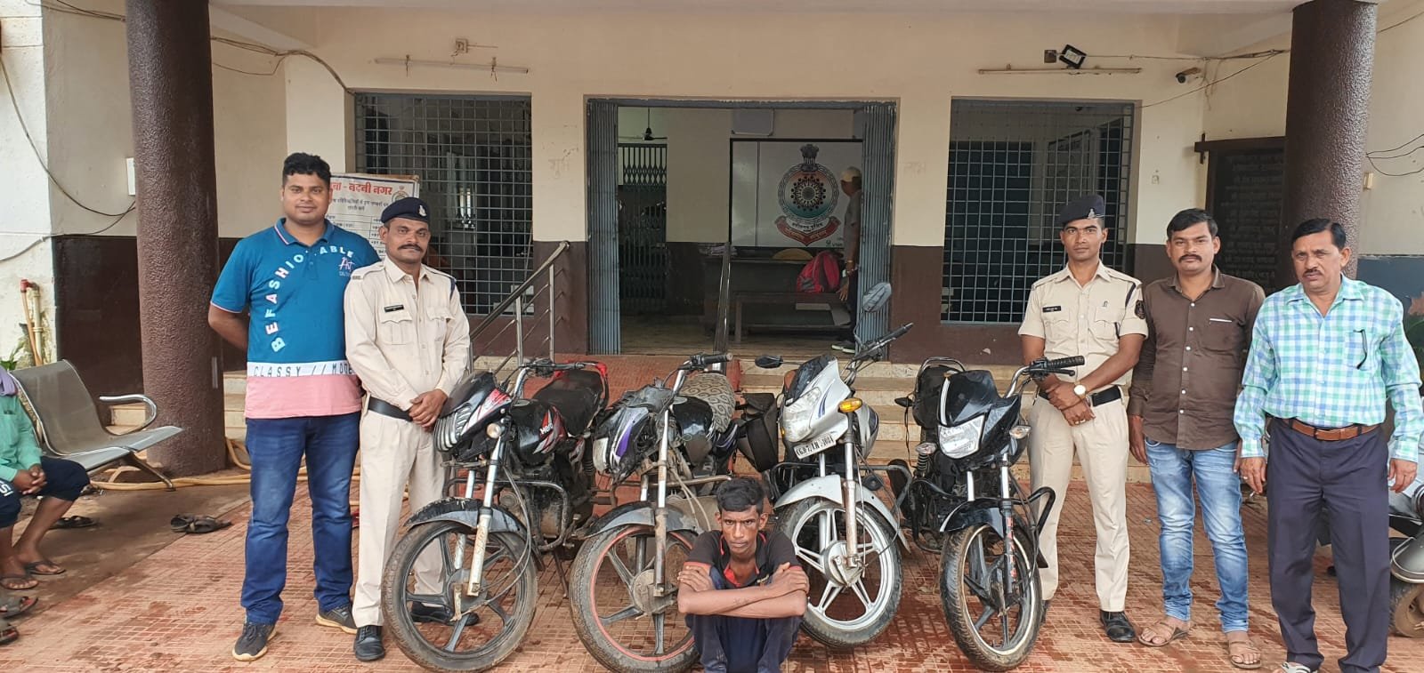 नशा एवं महंगे शौक ने युवक को बना दिया मोटरसाइकिल चोर, नंदिनी पुलिस ने आरोपी को किया गिरफ्तार, चार मोटरसाइकिल जप्त