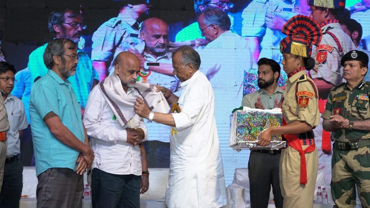 शहादत का सम्मान, देश भक्ति के रंग में रंगे जवान, हाथों में तिरंगा लेकर मातृभूमि की शान में लगाए नारे