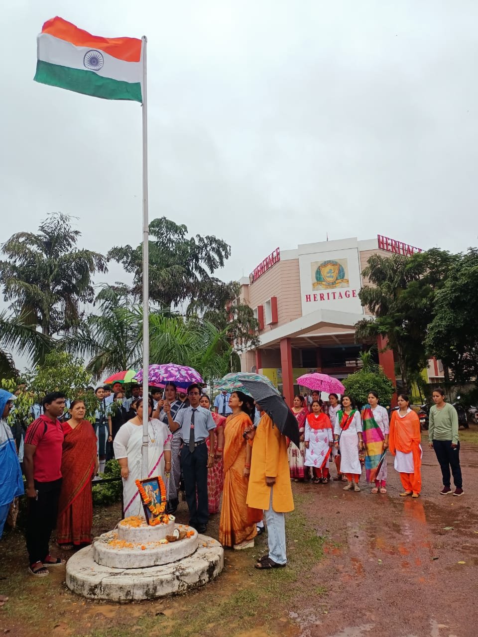तिरंगा फहराते हुए राष्ट्रध्वज का सम्मान सर्वोपरि – फूल माली,  हेरिटेज इंटरनेशनल पब्लिक स्कूल में प्राचार्य ने किया ध्वजारोहण