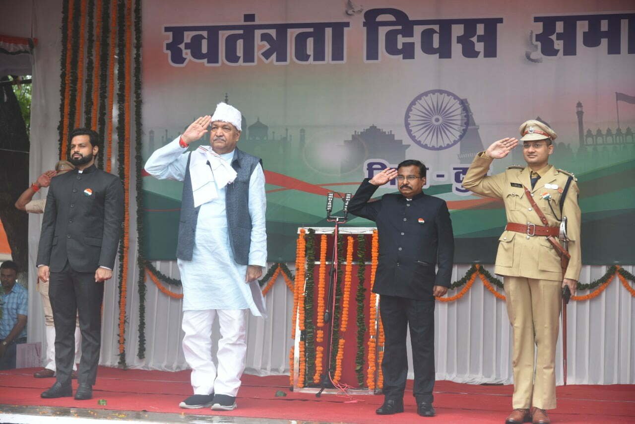 40 शहीदों के परिजनों का सम्मान कर सादगी पूर्वक मनाई गई स्वतंत्रता दिवस की 75 वीं वर्षगांठ, खेल जगत में अपना छाप छोड़ने वाली आकर्षी कश्यप का भी किया गया सम्मान