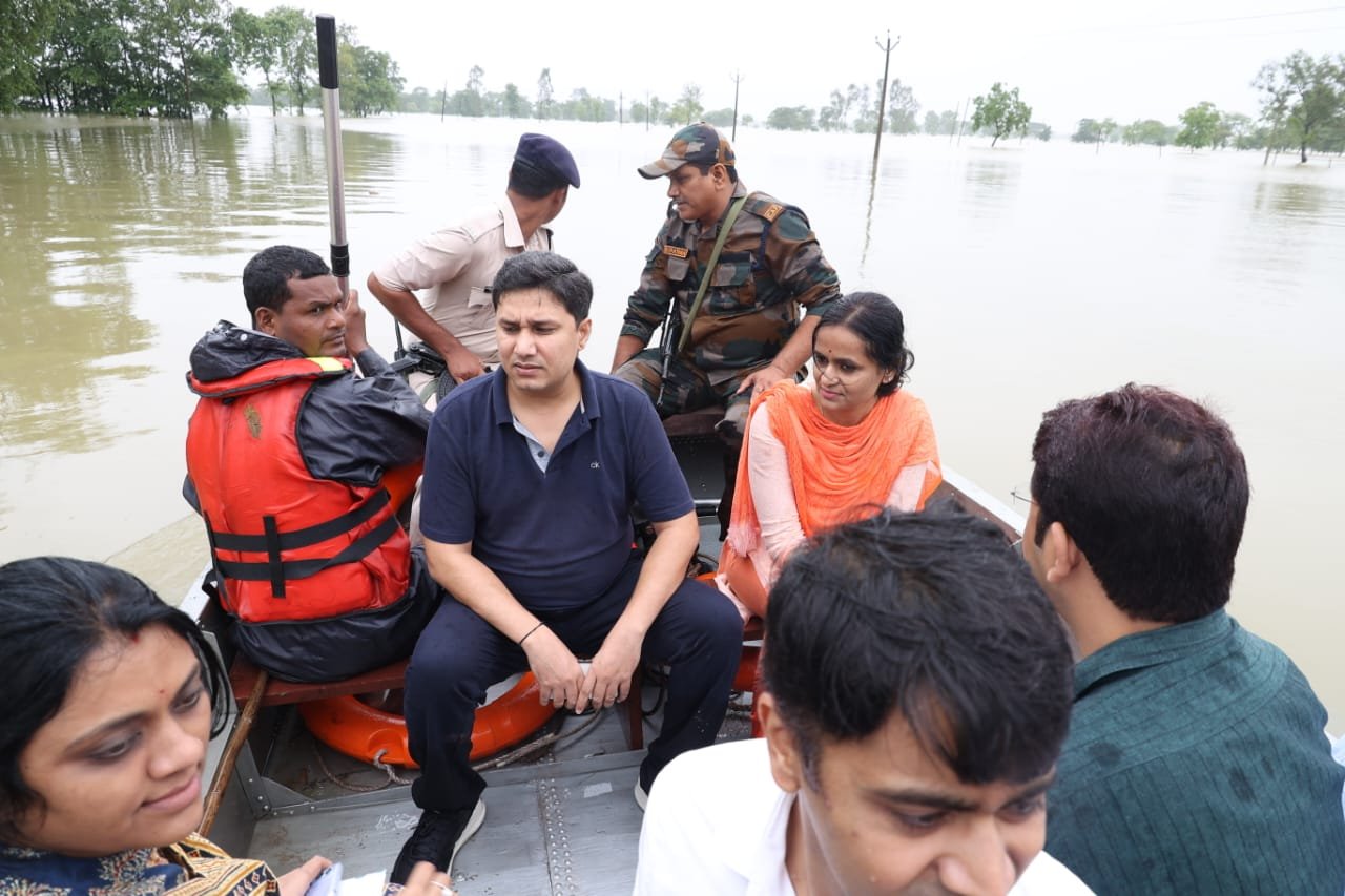 नाव से बाढ़ प्रभावित इलाकों में पहुंचे कलेक्टर और एसपी, विधायक  भी रहे साथ, किया राहत शिविरों का निरीक्षण, व्यवस्थाओं को लेकर दिए आवश्यक दिशा-निर्देश, प्रभावितों से की बात, हर संभव मदद का दिया भरोसा