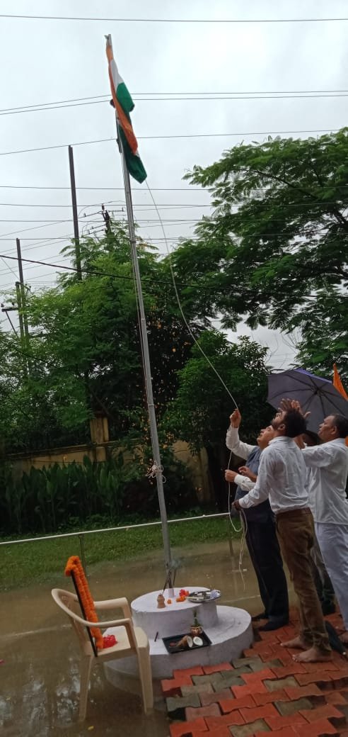 दुग्ध विज्ञान एवं खाद्य प्रौद्योगिकी महाविद्यालय रायपुर में अधिष्ठाता ने किया ध्वजारोहण