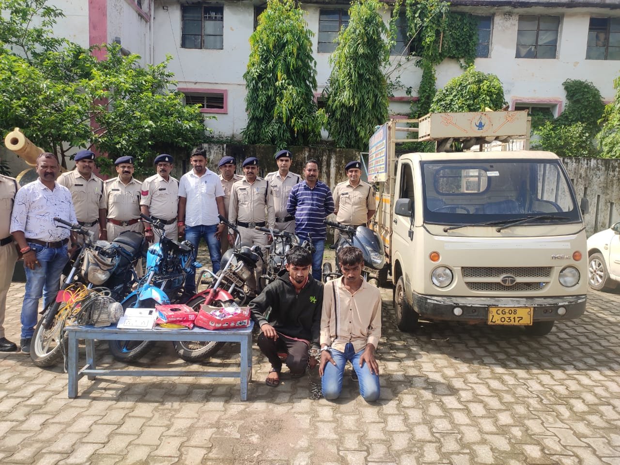 एटीएम मशीन को काटने का प्रयास, चार पहिया, दुपहिया वाहन सहित घरों में चोरी के दो आरोपियों को दुर्ग पुलिस ने किया गिरफ्तार, आरोपियों से एक चार पहिया वाहन, 5 बाइक सहित साढ़े 6 लाख का सामान्य जप्त