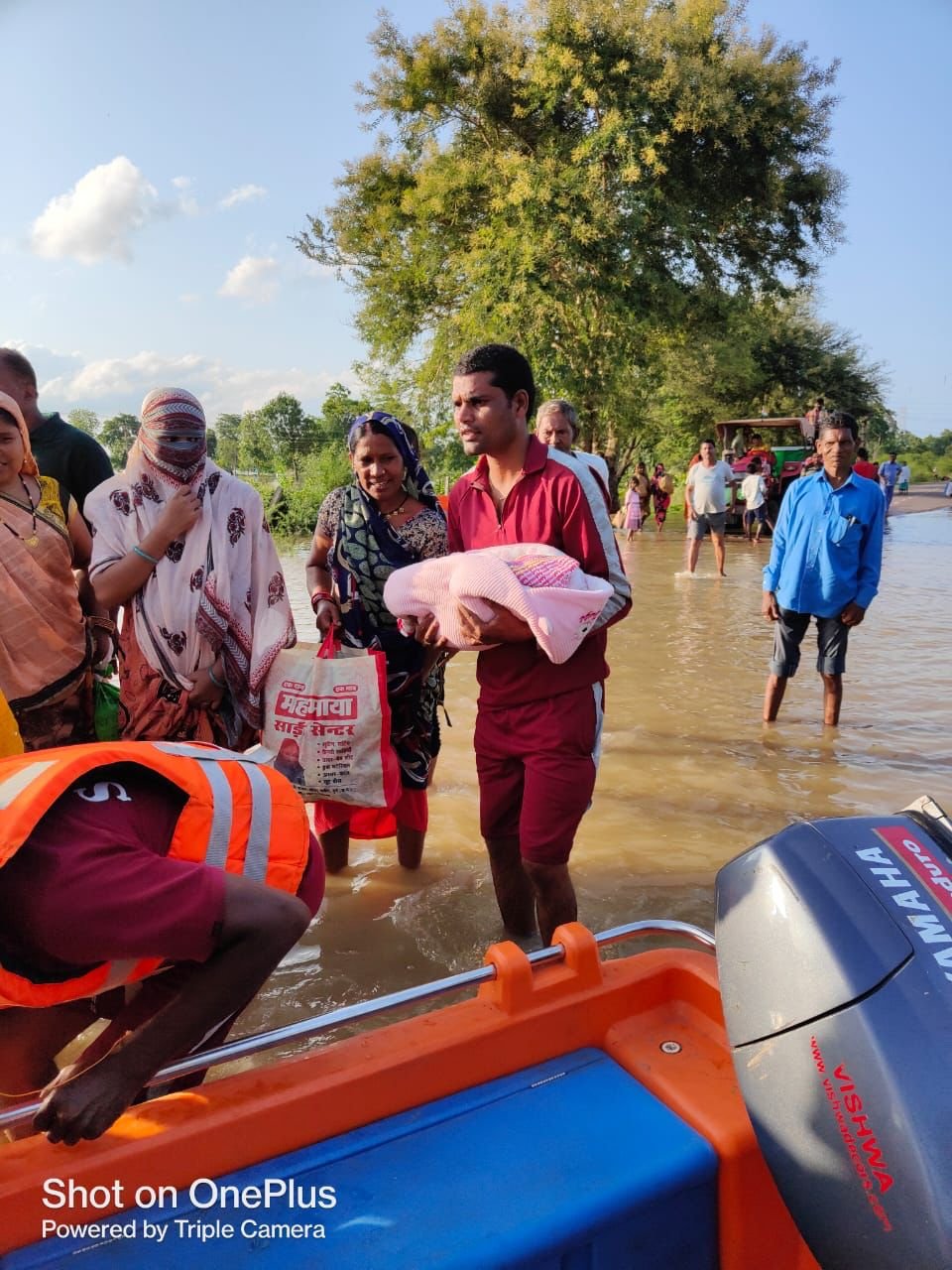 शिवनाथ नदी के बाढ़ में डूबे तीन गांव, खतरे के निशान से 3 मीटर ऊपर से बह रहा  पानी, 5 जलाशयों से छोड़ा जा रहा 33200 क्यूसेक पानी, दुर्ग अंजोरा मार्ग बंद, पुलिस ने बायपास रोड का उपयोग करने की अपील