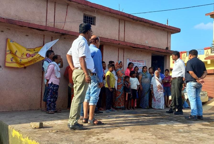 शिवनाथ नदी:बाढ़ से प्रभावित परिवारों से आयुक्त ने की मुलाकात,13 परिवार लगभग 60 व्यक्ति को निगम द्वारा उपलब्ध करायी गई भोजन एवं अन्य सुविधाएं: शिवनाथ नदी:बाढ़ से प्रभावित परिवारों से आयुक्त ने की मुलाकात,13 परिवार लगभग 60 व्यक्ति को निगम द्वारा उपलब्ध करायी गई भोजन एवं अन्य सुविधाएं:
