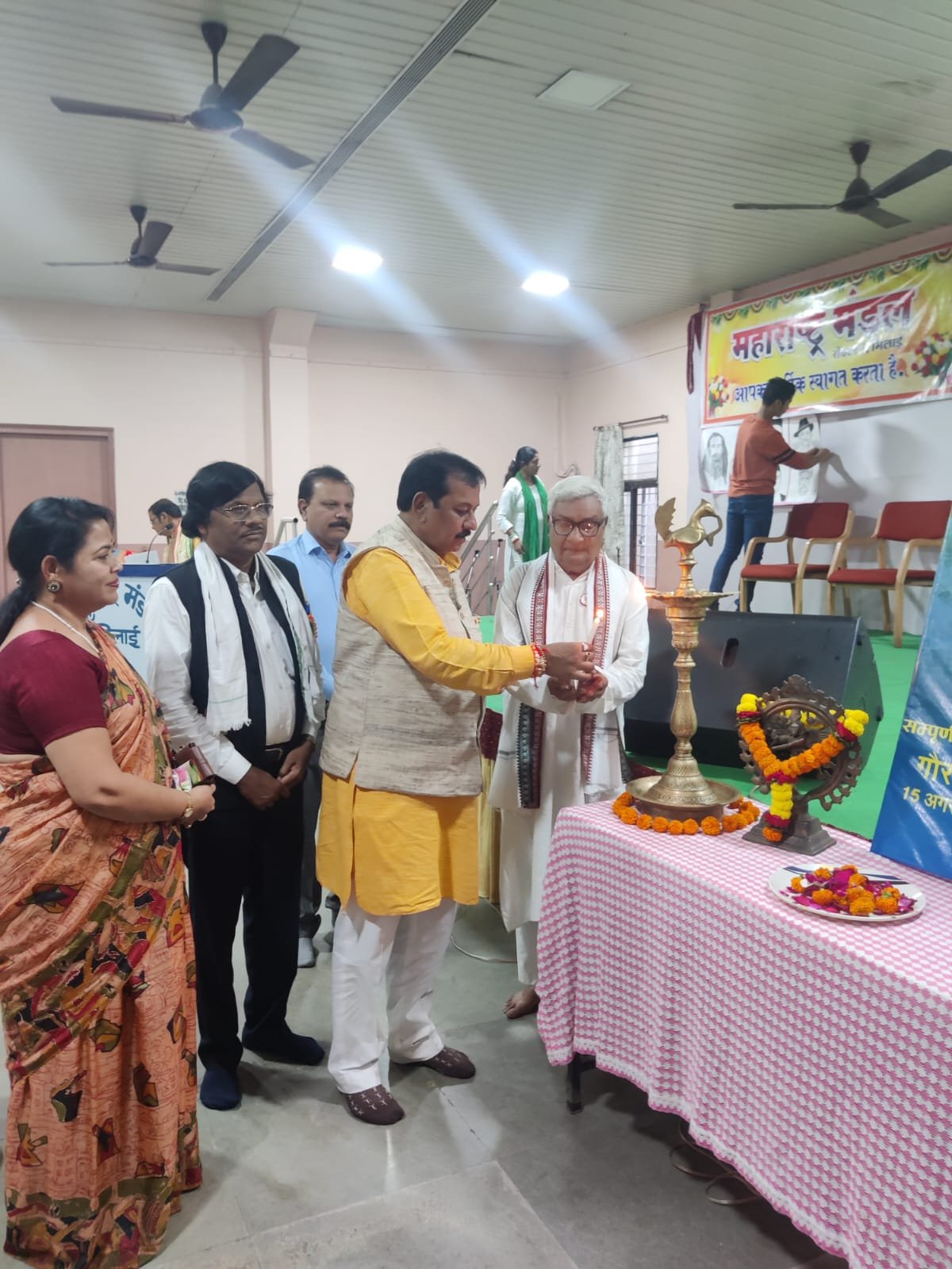 संपूर्ण वंदे मातरम की मनमोहक प्रस्तुति, देशभक्ति समूह गान प्रतियोगिता के विजेताओं को संस्कार भारती एवं महाराष्ट्र मंडल ने किया पुरस्कृत