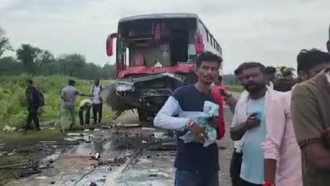 अलसुबह बस-कार की टक्कर में 5 युवकों की मौत, कार के उड़े परखच्चे, गैस कटर से काटकर निकाले गए शव