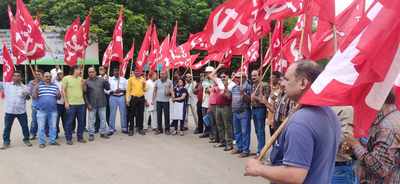 सेल कर्मियों के 39 माह के एरियर्स एवं वेतन समझौता के अन्य लंबित मांगों को लेकर बोरिया गेट पर सीटू ने किया प्रदर्शन सेल कर्मियों के 39 माह के एरियर्स एवं वेतन समझौता के अन्य लंबित मांगों को लेकर बोरिया गेट पर सीटू ने किया प्रदर्शन