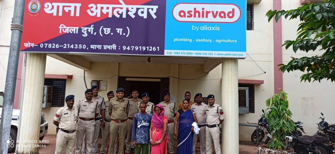 प्रार्थी ही निकला हत्यारा, मां के साथ मिलकर की थी छोटे ने बड़े भाई की हत्या, अमलेश्वर पुलिस ने घटना के 17 दिन बाद किया मां बेटे को गिरफ्तार प्रार्थी ही निकला हत्यारा, मां के साथ मिलकर की थी छोटे ने बड़े भाई की हत्या, अमलेश्वर पुलिस ने घटना के 17 दिन बाद किया मां बेटे को गिरफ्तार