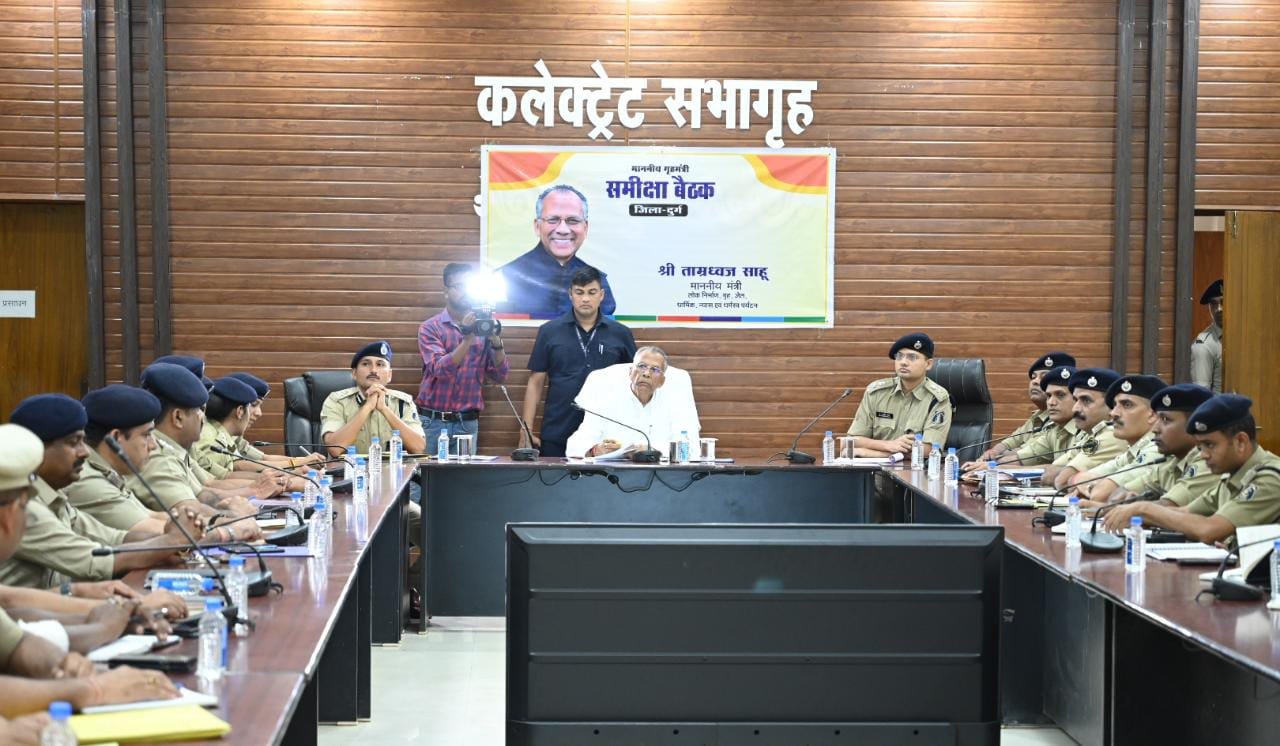 हथियारों के पुराने लाइसेंस निरस्त किए जाएं,साइबर क्राइम के लिए स्टॉफ़ टेक्निकल मजबूत हो, दुर्ग में ट्रांसपोर्ट नगर के लिए शासन को प्रस्ताव, ट्रैफिक व्यवस्था में हो सुधार,  गृह विभाग की समीक्षा बैठक में गृह मंत्री के दिए निर्देश