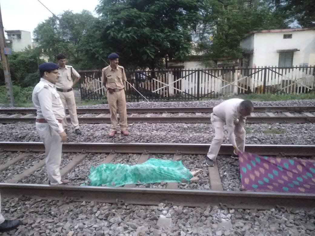 बी फार्मा की छात्रा ने ट्रेन से कटकर की आत्महत्या, कारण अज्ञात, भिलाई नगर पुलिस ने शुरू की जांच बी फार्मा की छात्रा ने ट्रेन से कटकर की आत्महत्या, कारण अज्ञात, भिलाई नगर पुलिस ने शुरू की जांच