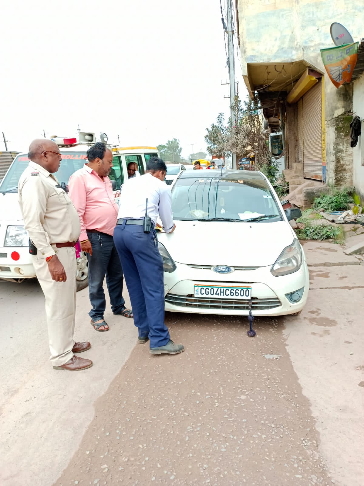 नेशनल हाईवे रोड पर नेहरू नगर चौक से खुर्सीपार चौक तक नो पार्किंग में खड़े वाहनों का कटा चालान, 45 वाहनों पर चस्पा नोटिस की कार्यवाही, 120 को दी गई चेतावनी