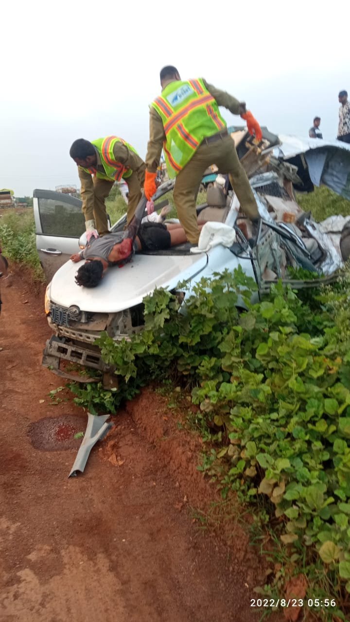 दुर्ग बायपास रोड तेज रफ्तार कार ने डिवाइडर तोड़कर विपरीत दिशा से आ रही ट्रक को मारी ठोकर, दो कॉलेज छात्र की मौके पर मौत एक घायल, नाश्ता करने जा रहे थे ढाबा