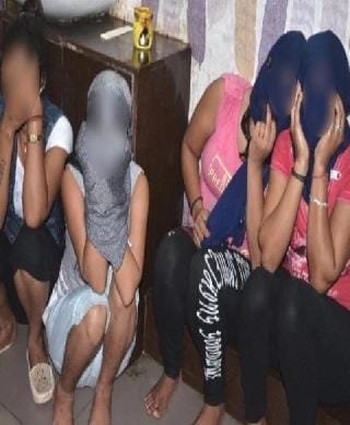 देह व्यापार का गन्दा खेल, होटल से पुलिस ने 9 युवक-9 युवतियों को आपत्तिजनक हालत में दबोचा देह व्यापार का गन्दा खेल, होटल से पुलिस ने 9 युवक-9 युवतियों को आपत्तिजनक हालत में दबोचा