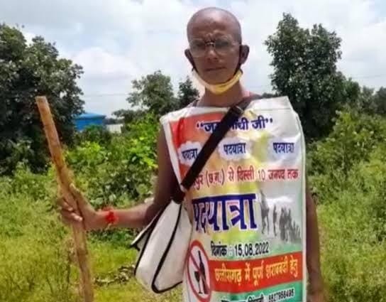 छत्तीसगढ़ में शराब बंदी की मांग लेकर राहुल गांधी को कन्वेंस करने पैदल निकले संजय सिंघानिया