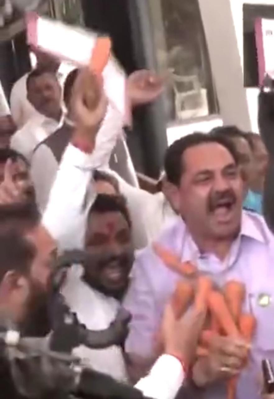 “50 खोके-एकदम ओके” नारेबाजी के साथ विधानसभा में भिडे़ शिंदे-उद्धव समर्थक, गाजर की माला पहन पहुंचे एनसीपी विधायक