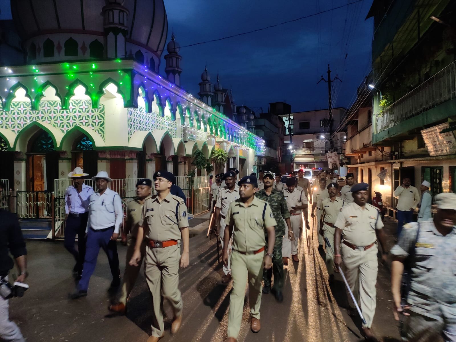 दुर्ग पुलिस आपके द्वार जनता से सीधा संवाद, 6 किलोमीटर पैदल किया पुलिस अधीक्षक ने मार्च, शिकायत के लिए नागरिकों से स्वयं का मोबाइल नंबर शेयर किया एसपी ने
