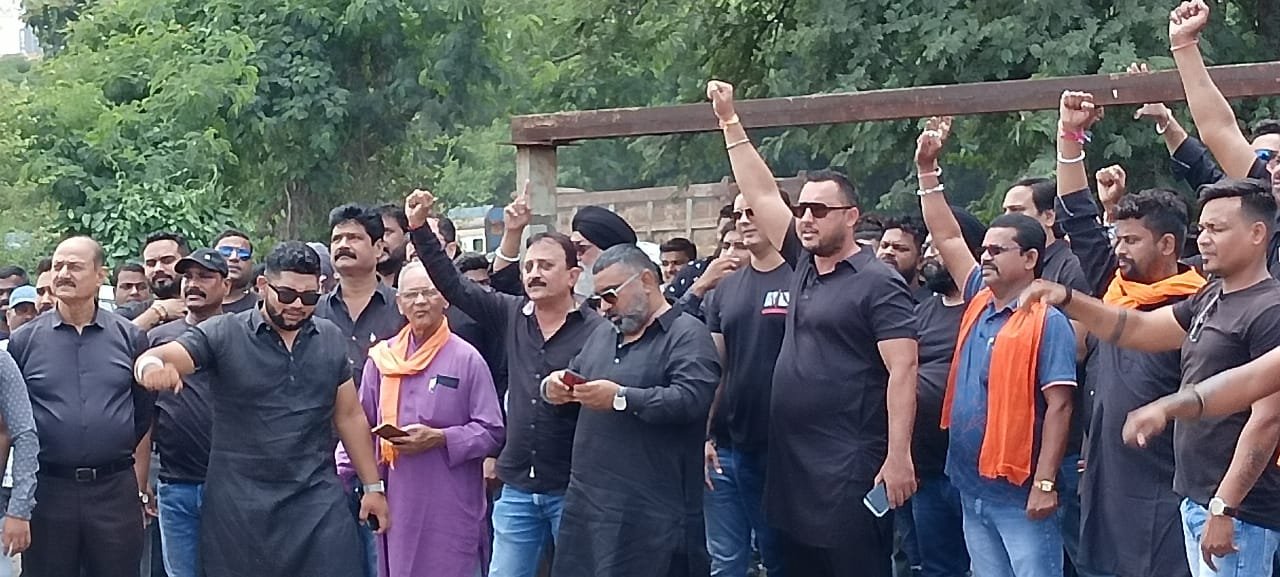 ट्रक ट्रेलर एसोसिएशन उतरा सड़क पर, मांग-बाहर के लोगों को काम देना बंद करे बीएसपी