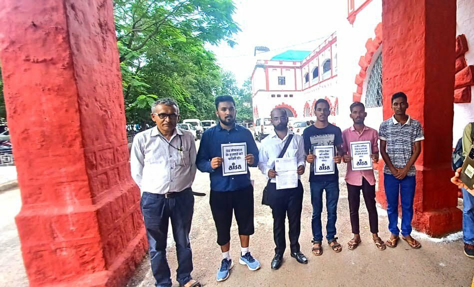 अनुसूचित जाति से कक्षा 3री के छात्र पर किए गए जातिगत उत्पीड़न व हत्या के विरोध में राष्ट्रपति के नाम ऑल इंडिया स्टूडेंट एसोसिएशन ने दुर्ग कलेक्टर को सौंपा ज्ञापन