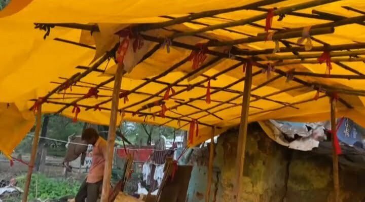 सहायता एक सहयोग समाज सेवी संस्था ने बुजुर्ग महिला का बना कर दिया आशियाना , भारी बारिश में ढह चुकी झोपड़ी