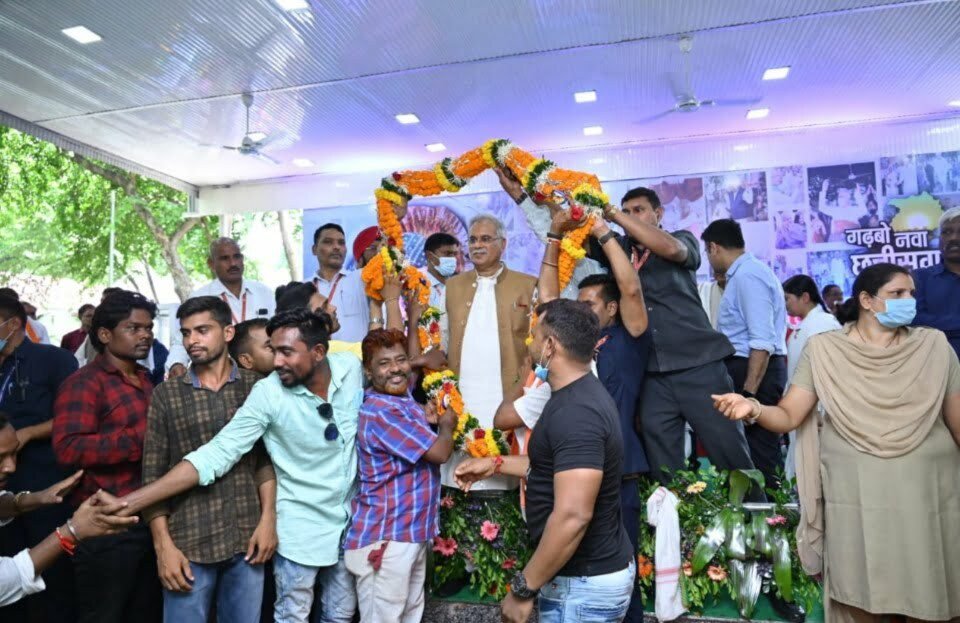 मुख्यमंत्री को बधाई देने के लिए सीएम हाउस में हुजूम उमड़ पड़ा, जन्मदिवस पर हजारों की भीड़ जुटी