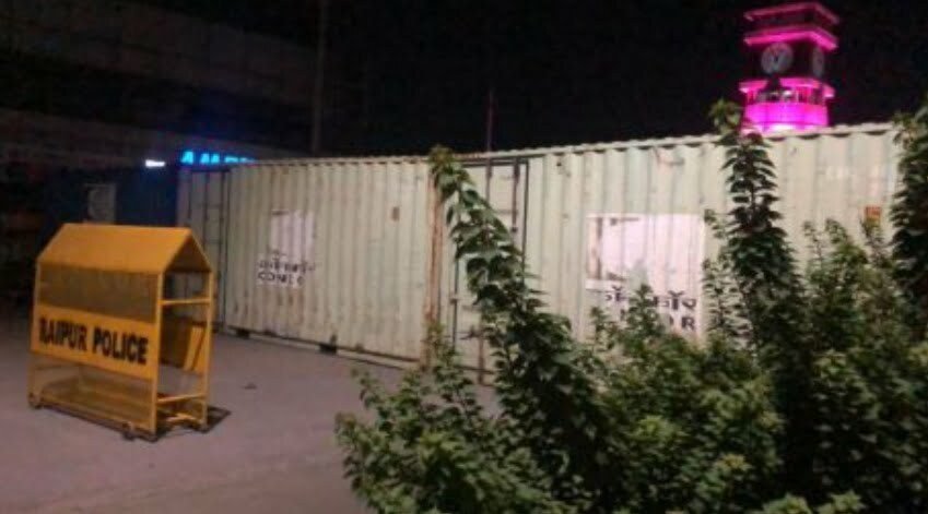 सीएम हाउस के रास्ते ट्रक माउंटेन कंटेनर से बंद, सभी रास्ते अभेद किले की तरह ब्लाक सीएम हाउस के रास्ते ट्रक माउंटेन कंटेनर से बंद, सभी रास्ते अभेद किले की तरह ब्लाक