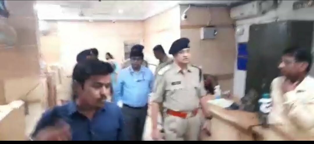 बैंक सुरक्षा में तैनात गार्ड को ट्रेनिंग देगा दुर्ग पुलिस प्रशासन, जिले के सभी बैंक में लगे सेफ्टी उपकरणों को जांचा खामिया ठीक करने दी प्रबंधक को हिदायत,एस पी रहे मौजूद