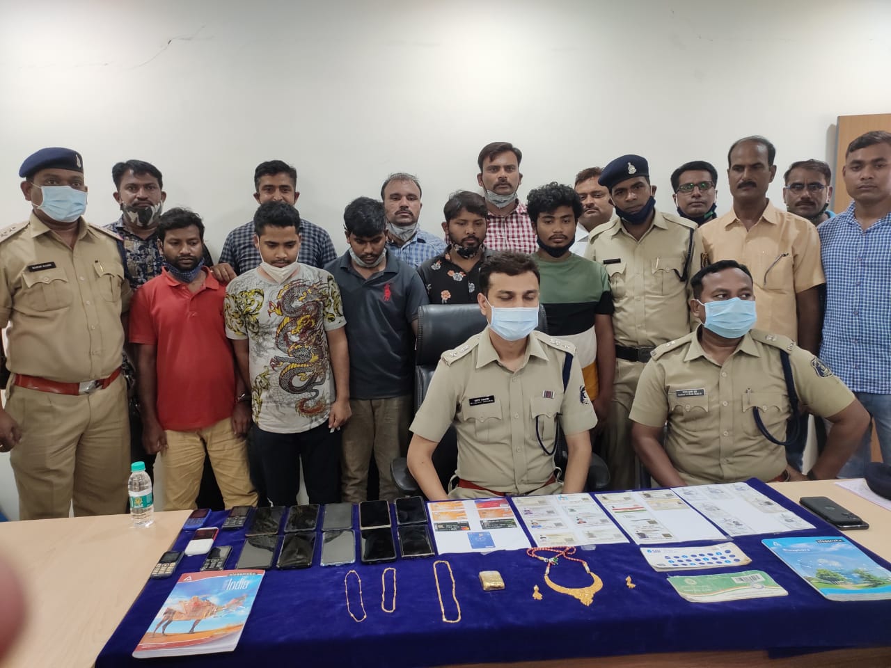 आभूषण कारीगर बनकर खरा सोना चोरी करने वाले अंर्तराज्जीय गैंग के पांच सदस्यों को दुर्ग पुलिस ने मुंबई से किया गिरफ्तार, आधा किलो सोना, 15 मोबाइल 18 फर्जी आधार कार्ड सहित 25 बैंक खाते किए गए फिज