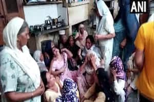 बच्ची का था जन्मदिन, घर में कोई फोन नहीं उठा रहा था, दरवाजा तोड़ पुलिस भीतर घुसी तो अंदर मिले 6 लोगों के शव, पूरा परिवार खत्म, जांच जारी बच्ची का था जन्मदिन, घर में कोई फोन नहीं उठा रहा था, दरवाजा तोड़ पुलिस भीतर घुसी तो अंदर मिले 6 लोगों के शव, पूरा परिवार खत्म, जांच जारी