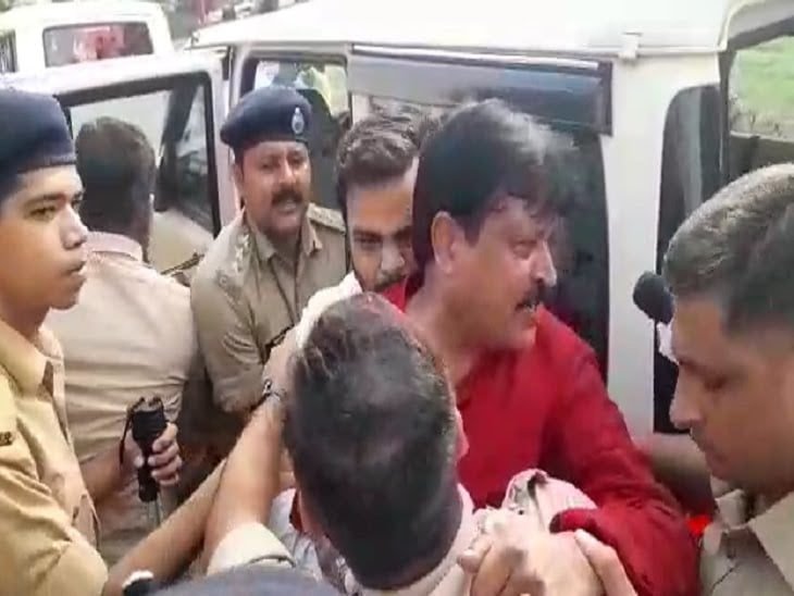 बस्ती तोड़ने पर बवाल, भाजपा पार्षद और नेता संजय श्रीवास्तव को उठा ले गई पुलिस, विरोध में थाना घेरने पहुंचे लोग