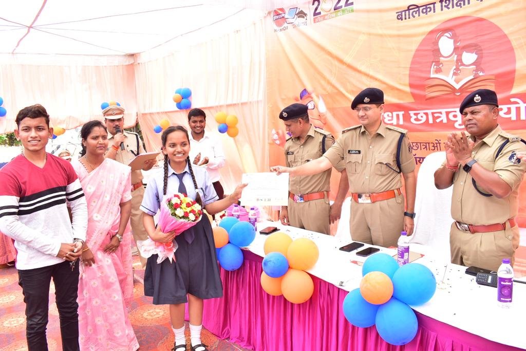 इंडियन ऑयल डे के स्थापना दिवस पर कंपनी ने ‘मेधा छात्रवृत्ति योजना’ अंतर्गत पुलिस अधीक्षक दुर्ग ने जिले से तीन छात्राओं को प्रदान की छात्रवृत्ति इंडियन ऑयल डे के स्थापना दिवस पर कंपनी ने ‘मेधा छात्रवृत्ति योजना’ अंतर्गत पुलिस अधीक्षक दुर्ग ने जिले से तीन छात्राओं को प्रदान की छात्रवृत्ति