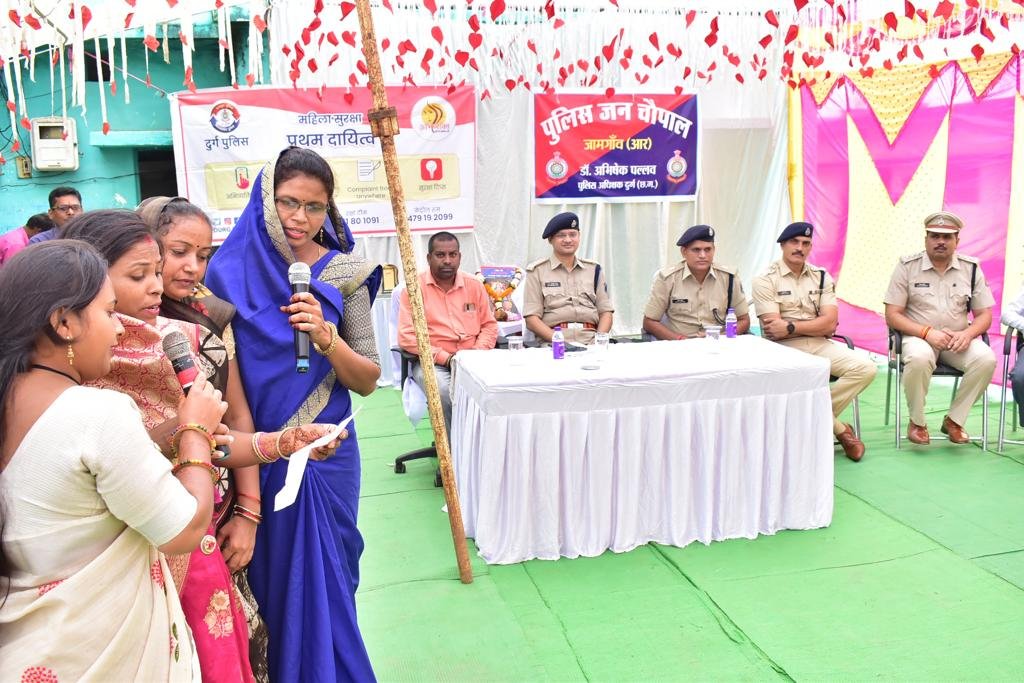 ग्रामीणों को अपराधियों के जाल में फसने से बचने के तरीके सिखा रही दुर्ग पुलिस, जामगांव आर में लगा पुलिस अधीक्षक का जन चौपाल ग्रामीणों को अपराधियों के जाल में फसने से बचने के तरीके सिखा रही दुर्ग पुलिस, जामगांव आर में लगा पुलिस अधीक्षक का जन चौपाल