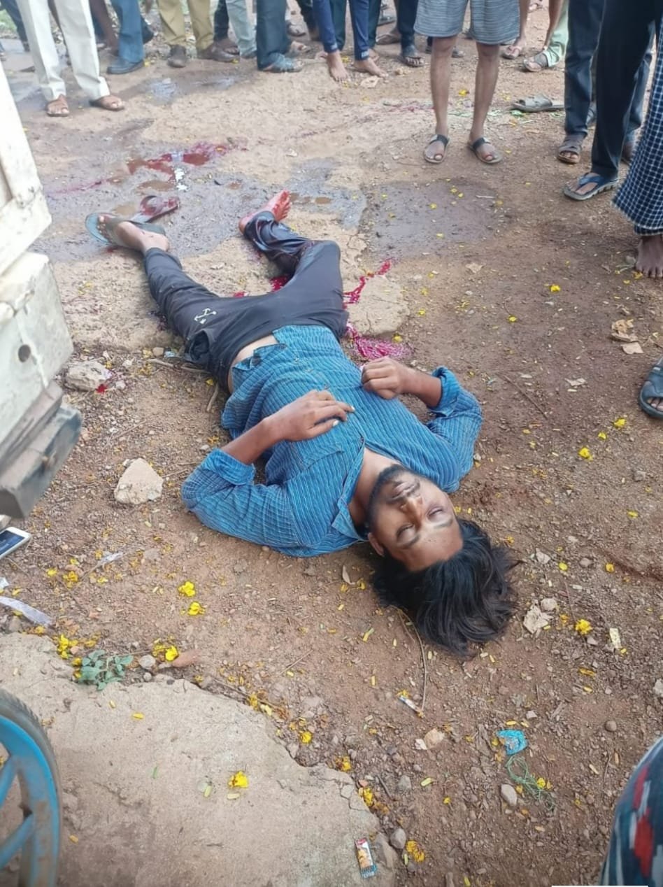 राजधानी में दिनदहाड़े चाकू बाजी, युवक की हत्या, एयरपोर्ट रोड पर टायर जलाकर चक्का जाम राजधानी में दिनदहाड़े चाकू बाजी, युवक की हत्या, एयरपोर्ट रोड पर टायर जलाकर चक्का जाम