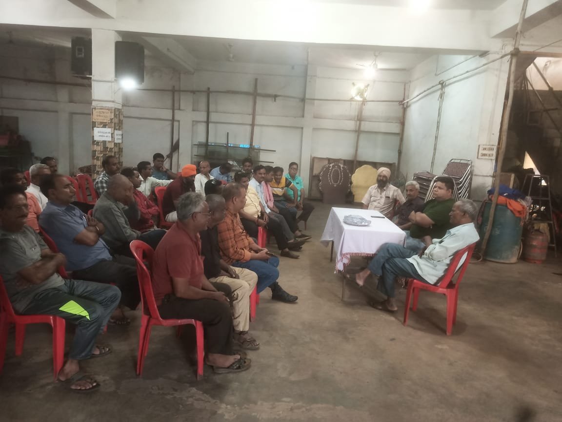 नंदिनी रोड की शराब दुकान के चलते घरों में कैद हुए रहवासी, शराब दुकान हटाने लिया संकल्प, करेंगे आंदोलन नंदिनी रोड की शराब दुकान के चलते घरों में कैद हुए रहवासी, शराब दुकान हटाने लिया संकल्प, करेंगे आंदोलन